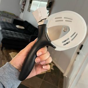 Pampered Chef Pizza & Crust Cutter